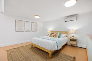 Private Garden Getaway Cozy and Chic Near Subway at "Vintage Luxe"