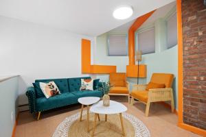 Private Garden Getaway Cozy and Chic Near Subway at "Vintage Luxe"