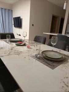 Serenity Sunset View Apartment Hotel - Verdant Garden