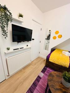 Modern Self-Contained En-Suite Private Room near QE Hospital Harborne R2