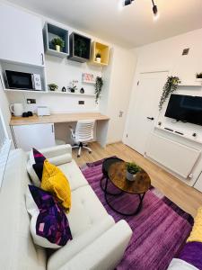 Modern Self-Contained En-Suite Private Room near QE Hospital Harborne R2