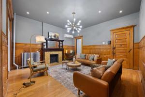 1 Min to Subway, King Bed Luxurious Airy Space Patio at "Vintage Luxe"
