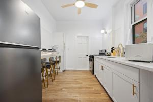 1 Min to Subway, King Bed Luxurious Airy Space Patio at "Vintage Luxe"