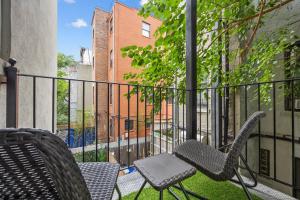 1 Min to Subway, King Bed Luxurious Airy Space Patio at "Vintage Luxe"