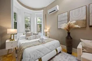 Prime Location 2 BDR Loft with Patio, Steps to Subway at "Vintage Luxe" - Morris Heights