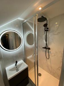 Appartements La Suite 5 etoiles 30G rue General Margueritte : photos des chambres