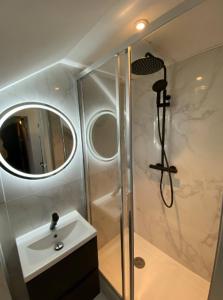 Appartements La Suite 5 etoiles 30G rue General Margueritte : photos des chambres