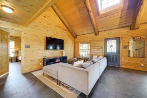 5 Mi to Dtwn Dripping Springs: Cabin w Jacuzzi!