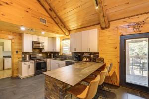 5 Mi to Dtwn Dripping Springs: Cabin w Jacuzzi!