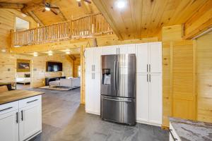 5 Mi to Dtwn Dripping Springs: Cabin w Jacuzzi!