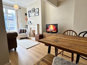 1 min to Everton FC Free Parking, Farmhouse Chic