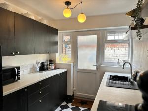 1 min to Everton FC Free Parking, Farmhouse Chic