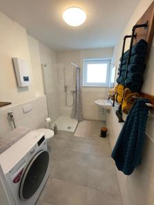 Zentrale Neubauwohnung mit Balkon