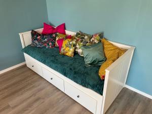 Zentrale Neubauwohnung mit Balkon