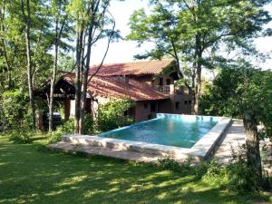 Casa completa con piscina y quincho en Ascochinga, 4 habitaciones, zona golf