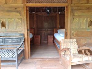 Fam Sugiono Cottage - Wooden House