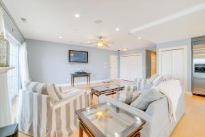 Charming New Buffalo Condo Walk to Lake Michigan!