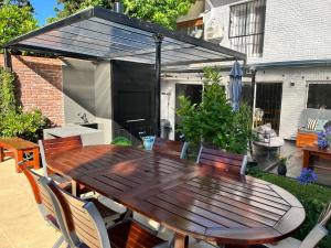 Casa hermosa piscina con parrilla