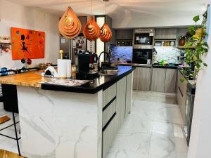 Casa hermosa piscina con parrilla