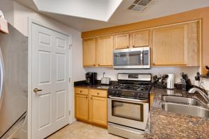 3 Mi to Camelback Ranch Condo with Pool Access