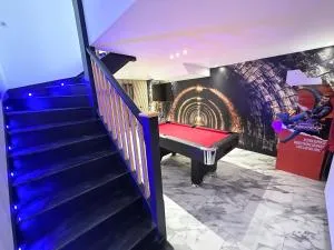 The Secret Agent Apartment - Brought to you by Coastline Retreats - Brand New - 2 mins walk to Beach - Childrens play den - Pool Table - Time Crisis Arcade Machine - Southbourne