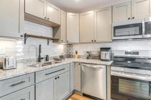 2 Mi to University of Louisville Apt with Fire Pit!