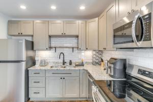 2 Mi to University of Louisville Apt with Fire Pit!