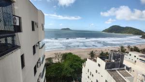 Cobertura Luxuosa, pe na areia - Exclusividade na Praia do Tombo, Guarujá, a Mais Premiada com Bandeira Azul no Brasil