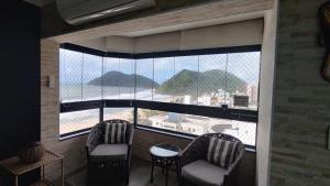 Cobertura Luxuosa, pe na areia - Exclusividade na Praia do Tombo, Guarujá, a Mais Premiada com Bandeira Azul no Brasil