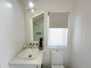 Banjos Cabin Gippsland - Luxury Retreat w King Bed Fireplace Valley Views