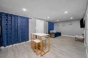 Relaxing 2BR Haven in Heights with Pool and Free Parking