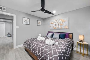 Relaxing 2BR Haven in Heights with Pool and Free Parking