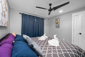 Relaxing 2BR Haven in Heights with Pool and Free Parking