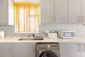 Beautiful 3 bedroom house with garden + Parking