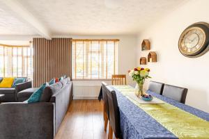 Beautiful 3 bedroom house with garden + Parking