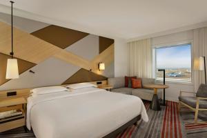 Deluxe, Guest room, King, Airport view room in Sheraton Amsterdam Airport Hotel and Conference Center