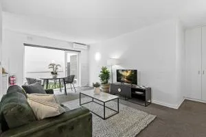 Refined 1-Bed Apartment with Garden Access - Parkville