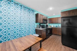 Chic 1BR Stay with King Bed and Free Park