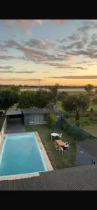 Hospedaje DON HORACIO!!Hermosa Casa con Quincho parrila y Pileta frente a la Laguna!!!! - Castelli