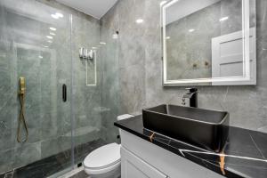 Modern Studio Retreat with King Bed, Full Kitchen & Free Park