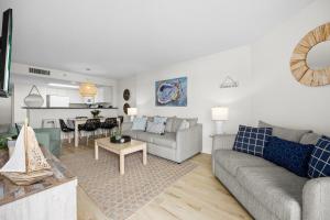 Wow! Oceanview 3 bedroom condo! Pool & private balcony