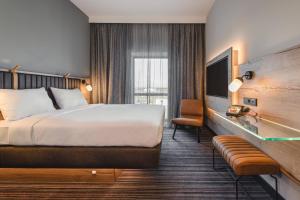 Moxy Sleeper, Guest room, 1 King room in Moxy Poznań Airport