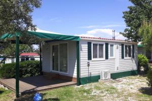 Mobile Homes with long pebble beach 