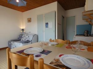 Maison mitoyenne avec terrasse et parking, animaux admis, proche plage - Notre-Dame-de-Monts - FR-1-540-299