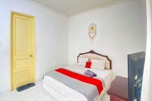 RedDoorz Near Taman Bunga Nusantara 2