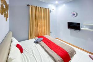 RedDoorz Near Taman Bunga Nusantara 2