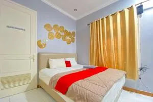 RedDoorz Near Taman Bunga Nusantara 2 - Sindanglaya