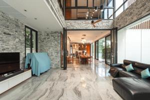 V158 9BR Tennis On prestigious Phuket Country Club