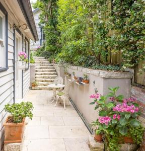 The Bath House cosy &luxe garden Cottage near CBD