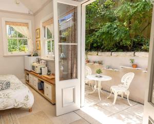 The Bath House cosy &luxe garden Cottage near CBD